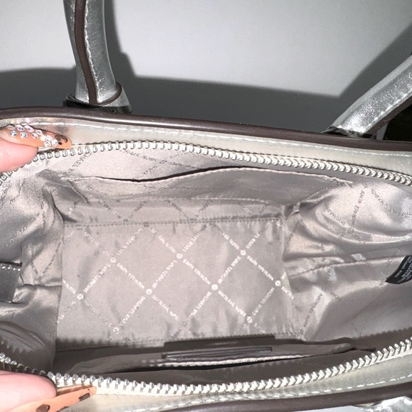 Michael Kors Avril Silver Leather
Satchel. Preloved/preowned. - Picture 9 of 10
